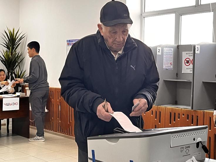 Elderly man voting at a machine during early parliamentary elections Bishkek, 30 November 2025